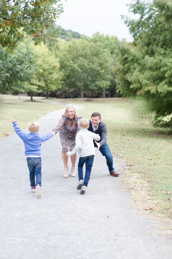 Birmingham Alabama Photographer.  Hoover, Vestavia, Homewood, Mounatin Brook, Pelham, Alabaster, Helena, Thompson, Birmingham Alabama.  FAll FAmily Photos.  Family Photographer